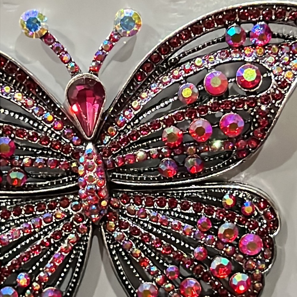 Beautiful NEW Pink Crystal Butterfly Brooch - Picture 2 of 2